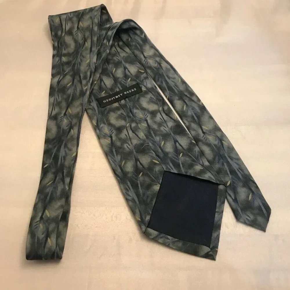 #1201 VTG GEOFFREY BEENE GRAY PRINT SILK NECKTIE 55 IN x 4  IN